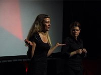 Konferencierer i Filmbarens Julkalender 2001 är komikerparet, Klara Zimmergren 
och Mia Skäringer