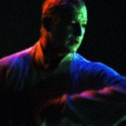 Vit lera med röda fält